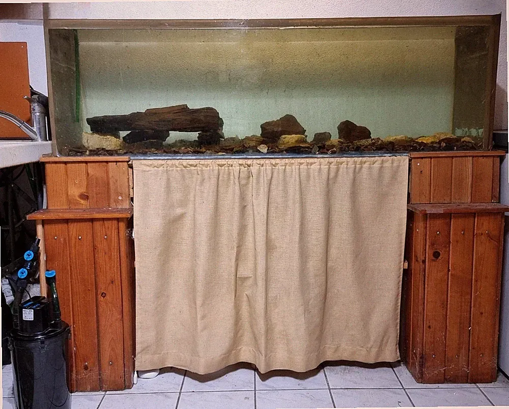 Aquarium mit Unterschrank und Außenfilter